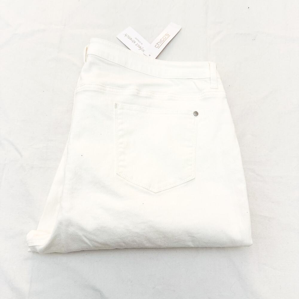 Chicos Perfect Stretch Girlfriend Slim Capri White Classic Rise Size 20 / 4 NWT